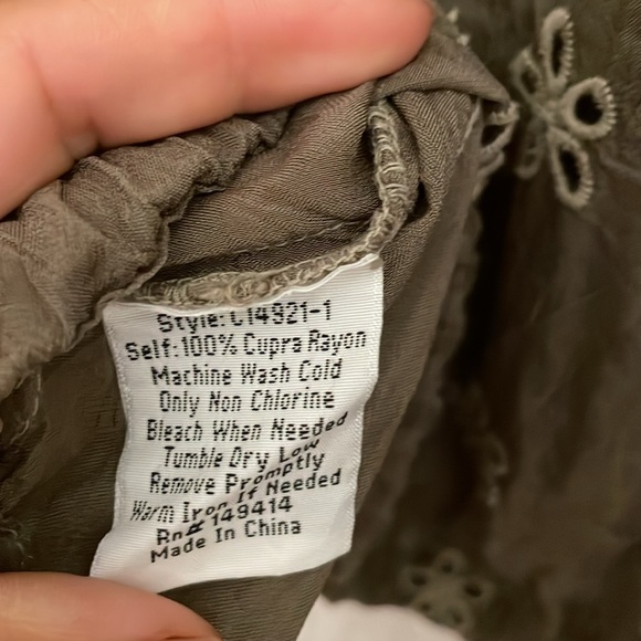 Johnny Was Merissa Floral Eyelet Crop Martini Olive Top Size Medium - Picture 6 of 6